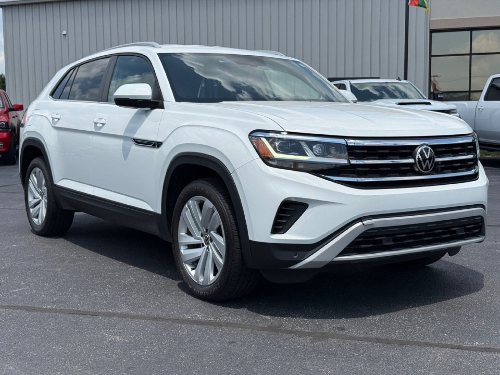 Used 2022 Volkswagen Atlas Cross Sport SE AWD/4WD image 2