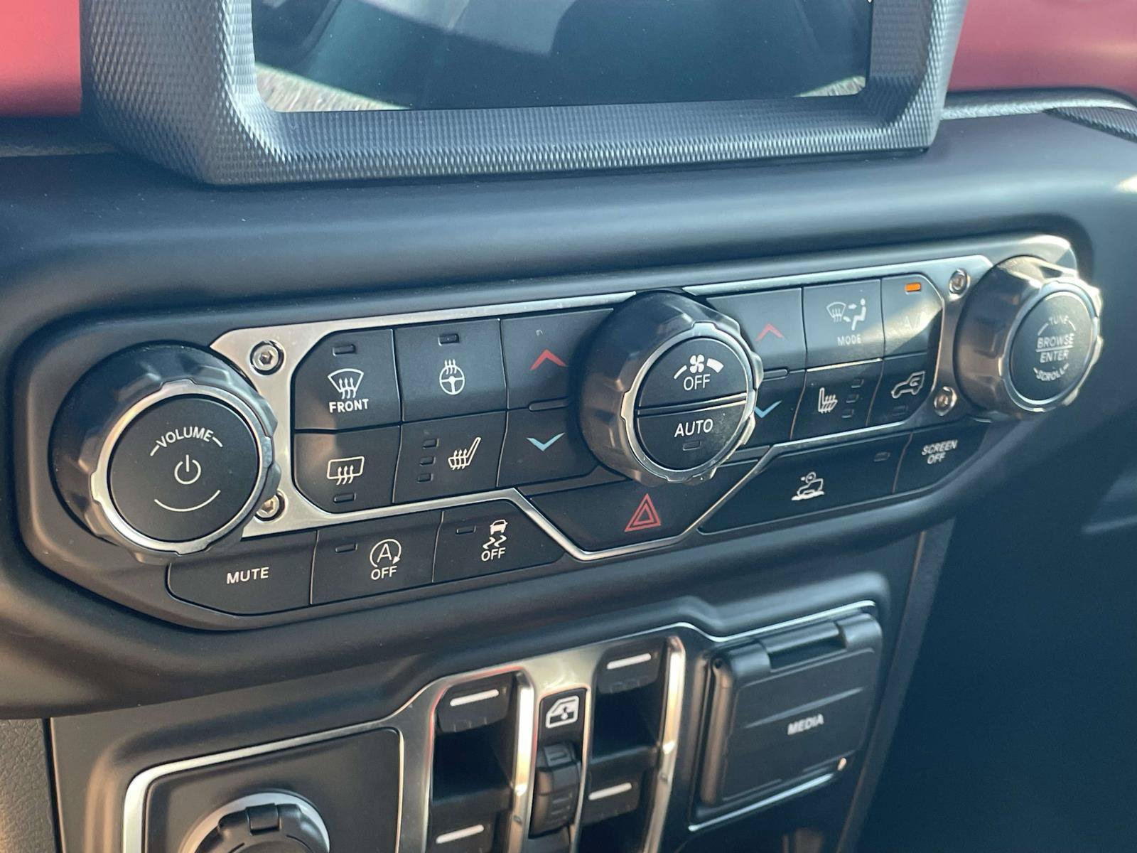 Used 2023 Jeep Gladiator Rubicon w/ Cold Weather Group AWD/4WD image 18