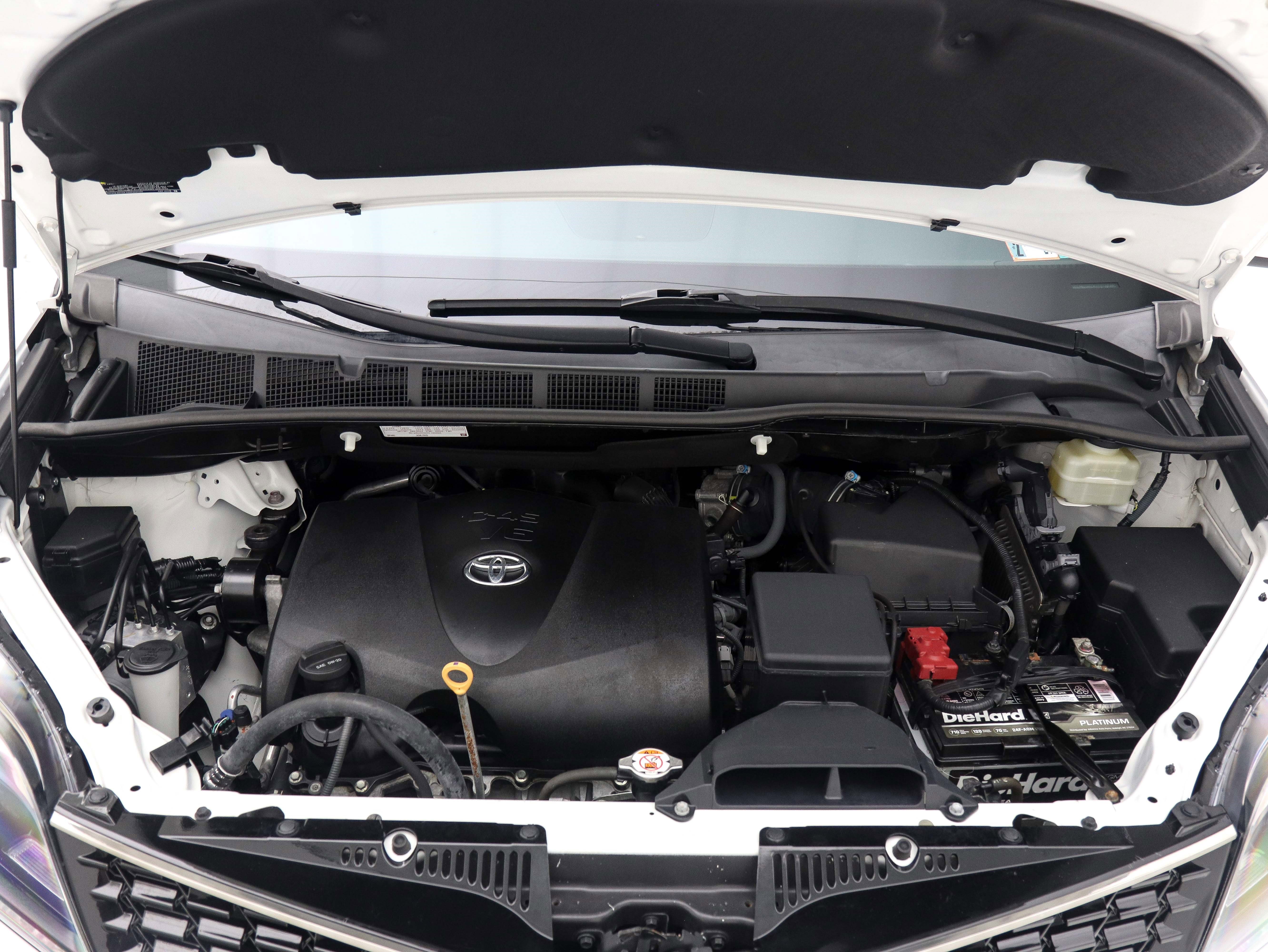 Used 2018 Toyota Sienna SE Premium w/ Carpet Mat Package image 40