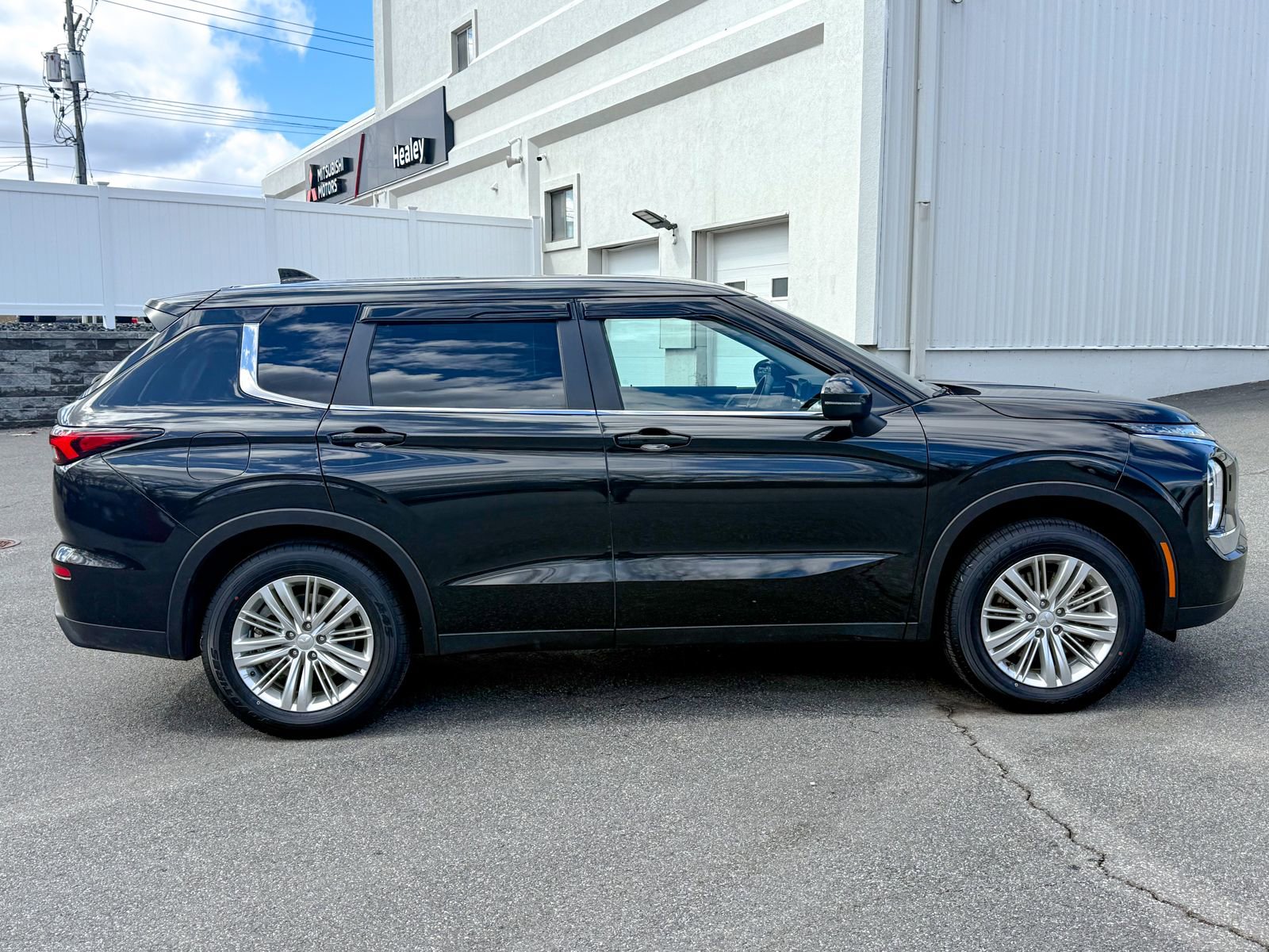 Used 2024 Mitsubishi Outlander ES image 7