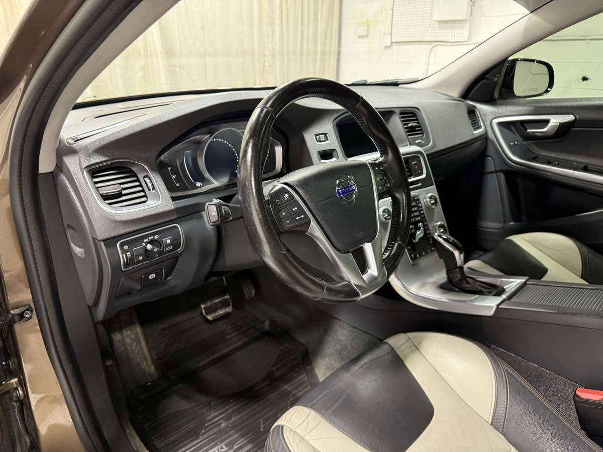 Used 2018 Volvo V60 T5 Cross Country Platinum AWD/4WD image 10