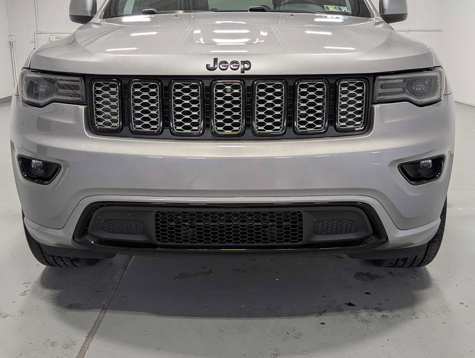 Used 2021 Jeep Grand Cherokee Laredo X AWD/4WD image 2