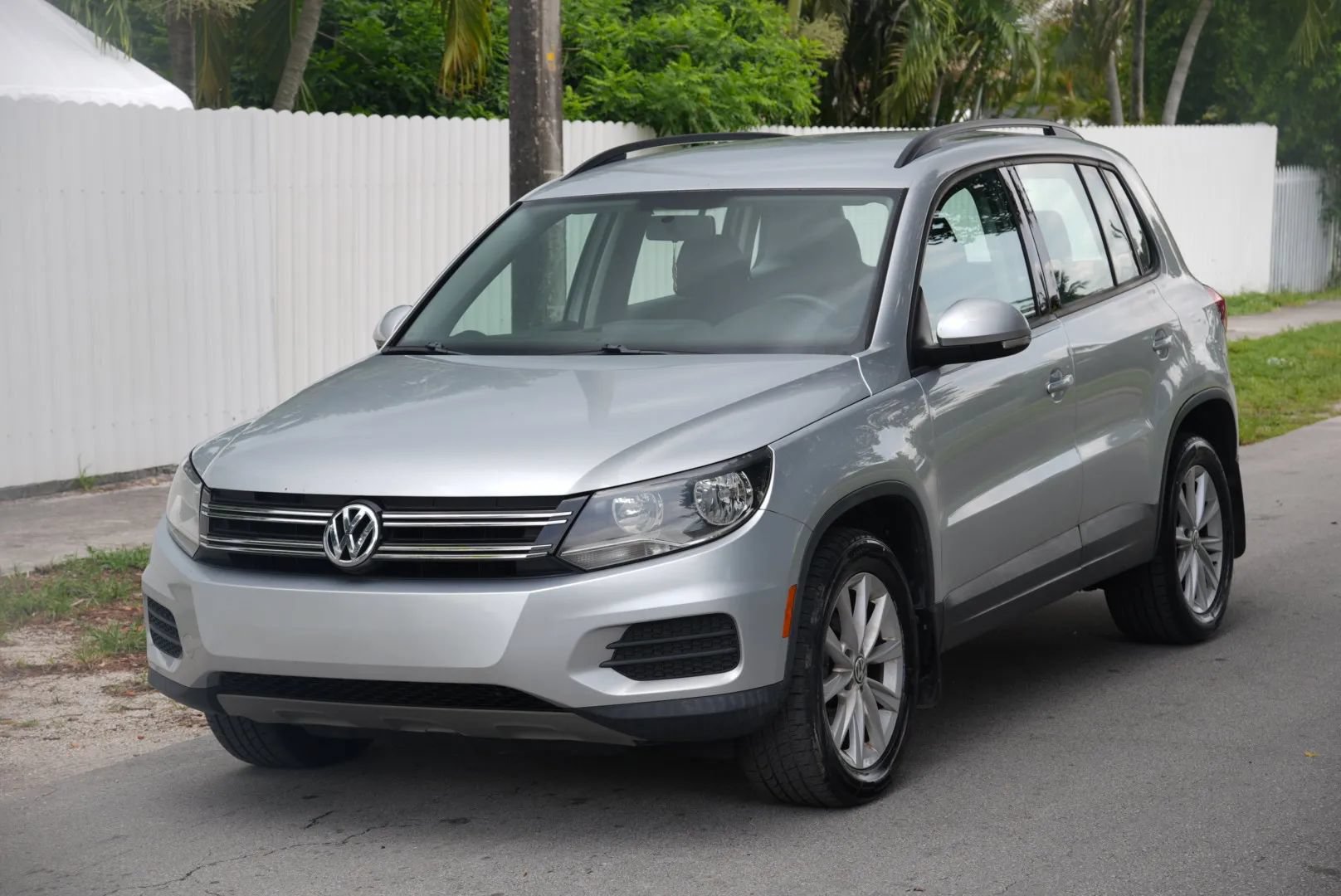Used 2017 Volkswagen Tiguan Limited w/ Premium Package AWD/4WD image 3