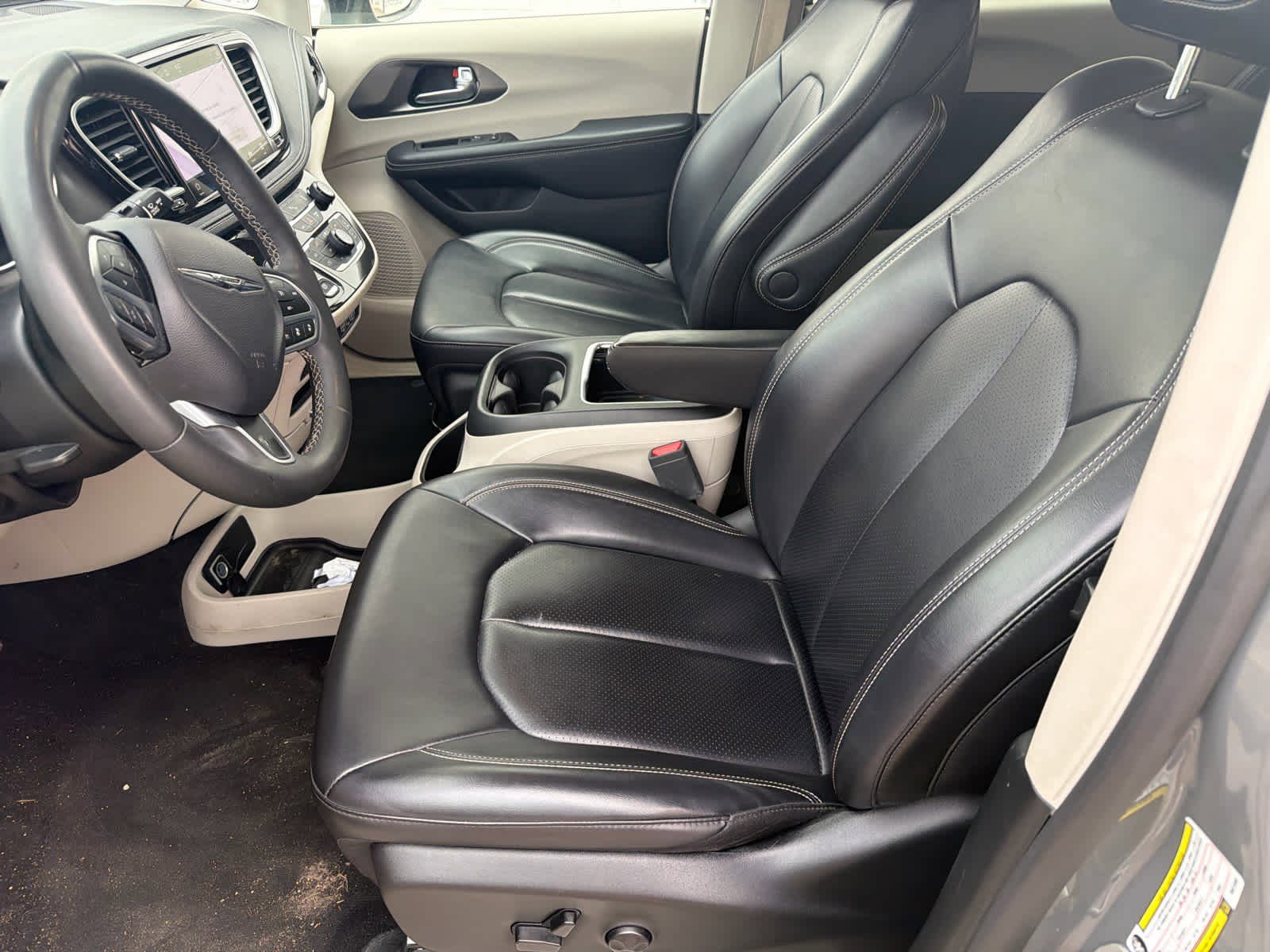 Used 2023 Chrysler Pacifica Touring-L FWD image 15