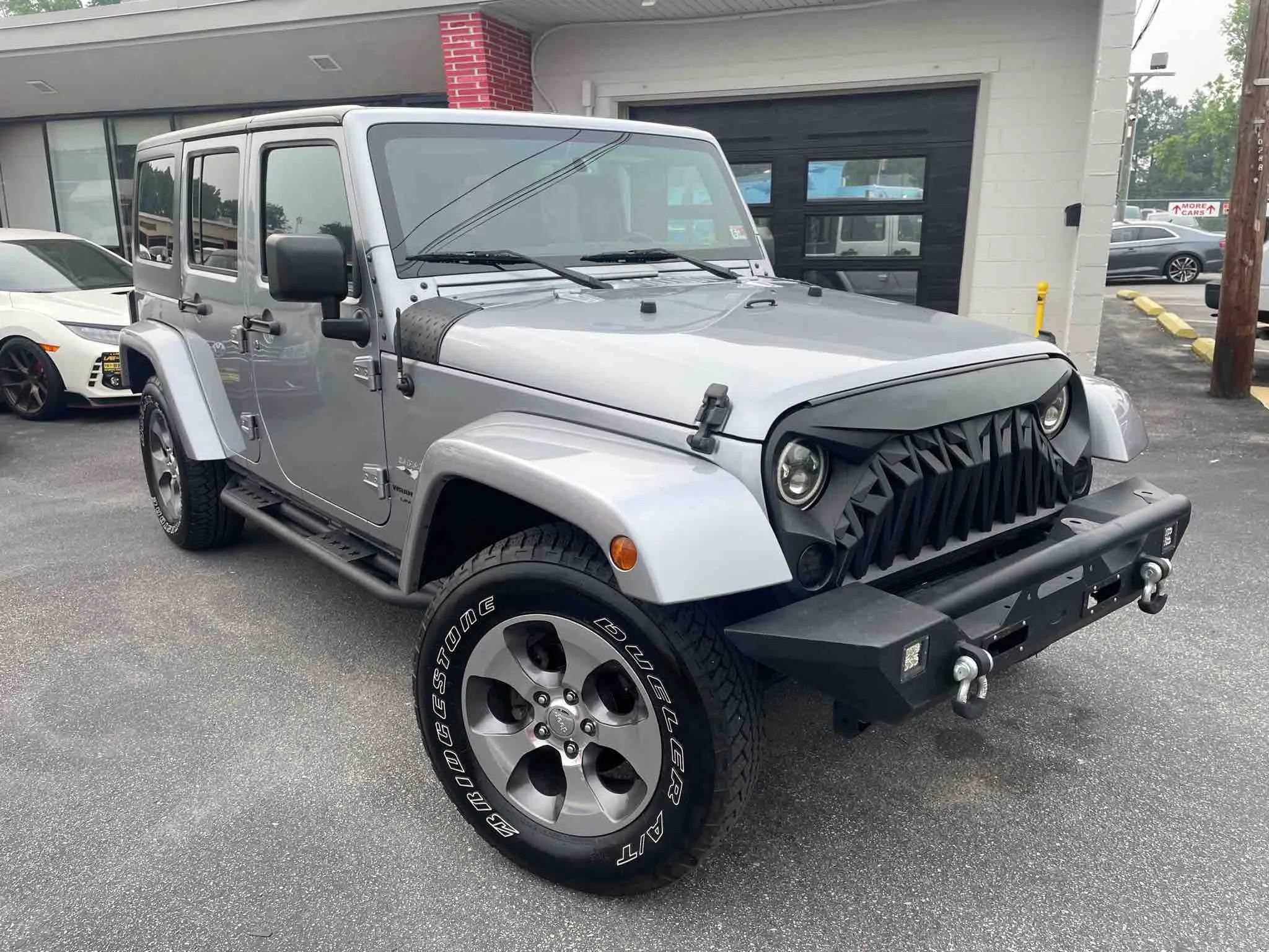 Used 2018 Jeep Wrangler Unlimited Sahara image 2