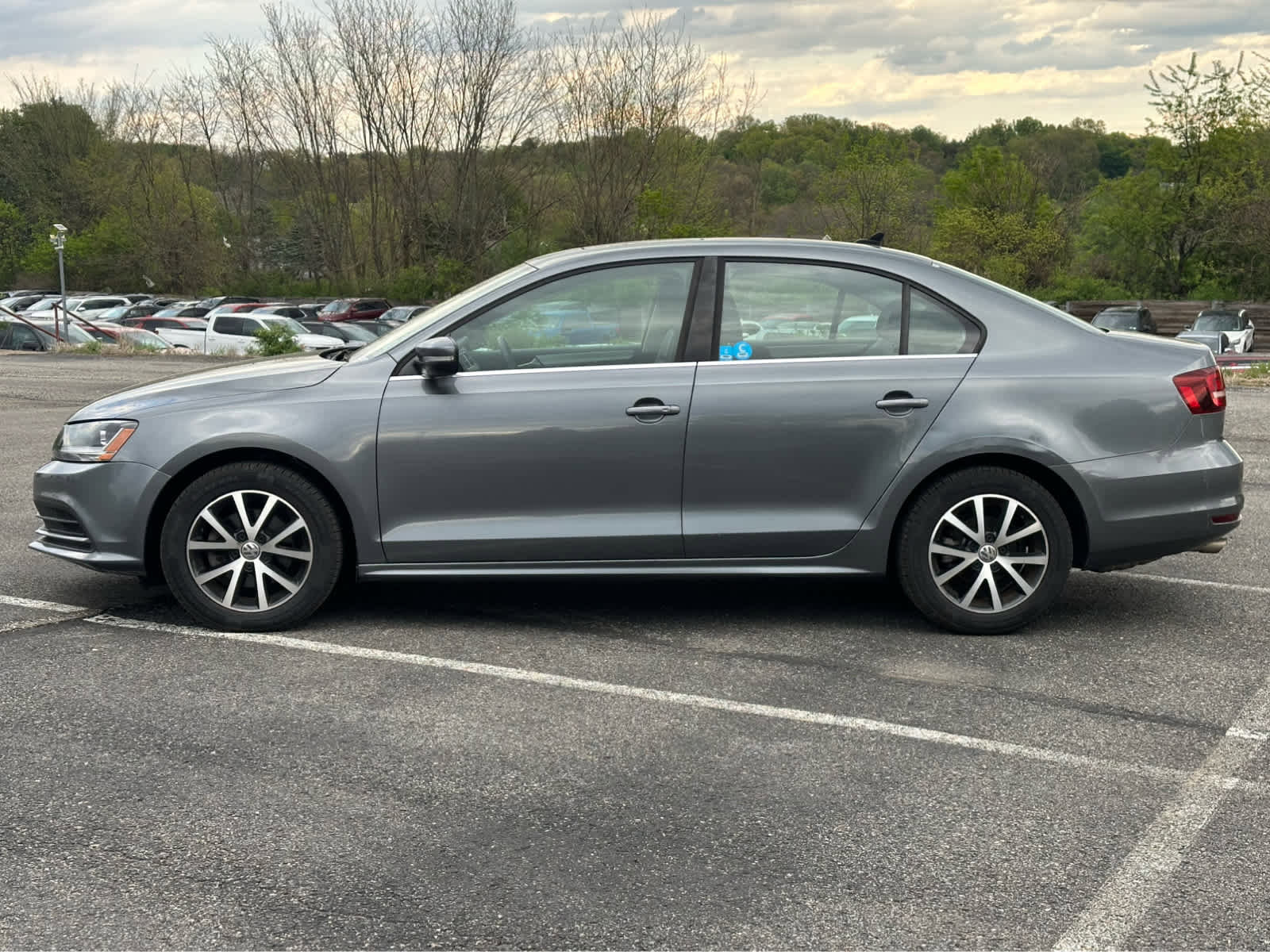 Used 2017 Volkswagen Jetta SE FWD image 4