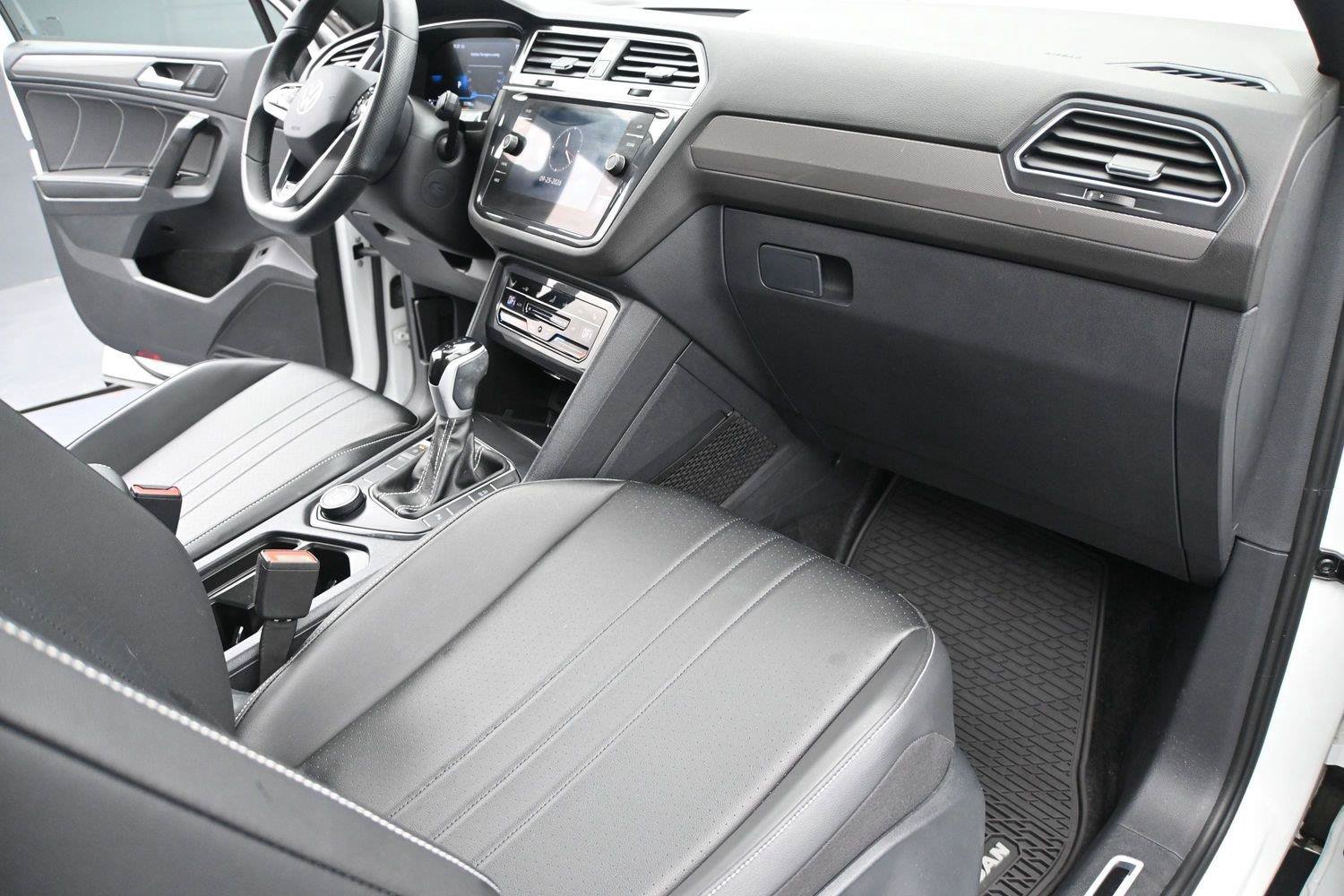 Certified 2024 Volkswagen Tiguan SE R-Line AWD/4WD image 18