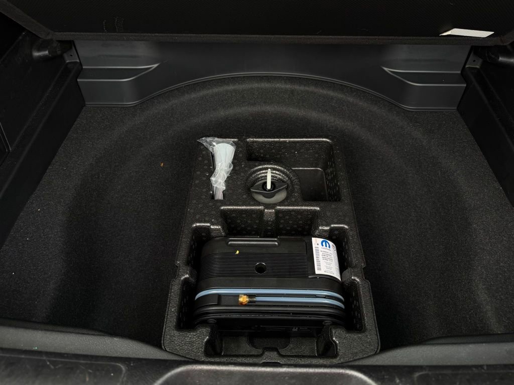 Used 2019 Jeep Cherokee Limited FWD image 32