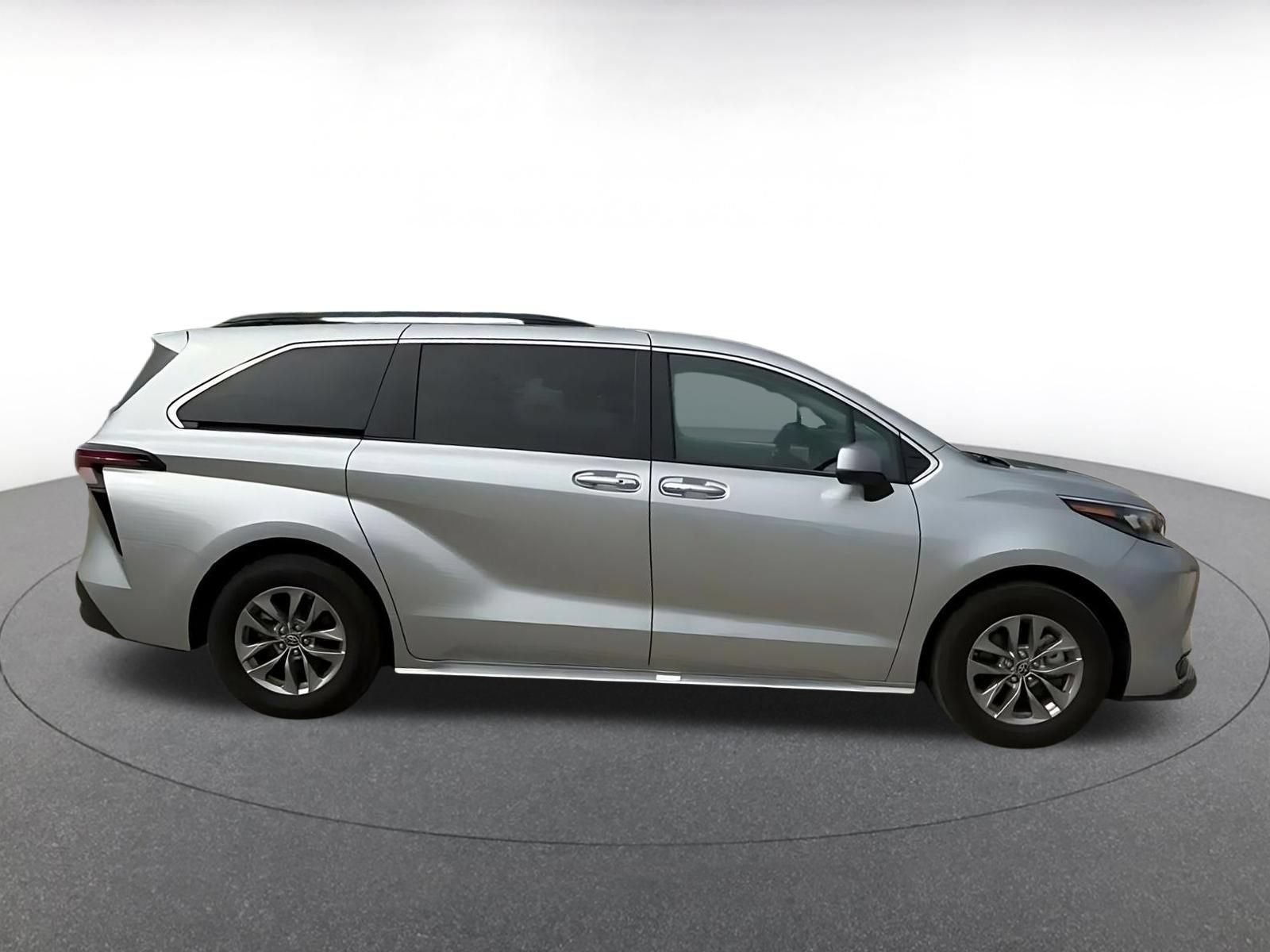 Used 2025 Toyota Sienna XLE FWD image 15