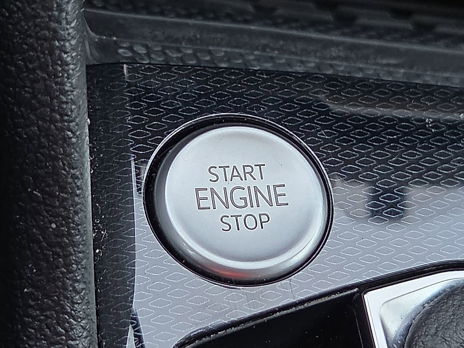 Used 2025 Volkswagen Taos SE image 18