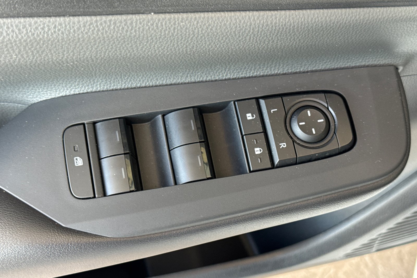 Used 2024 Toyota Prius LE FWD image 13