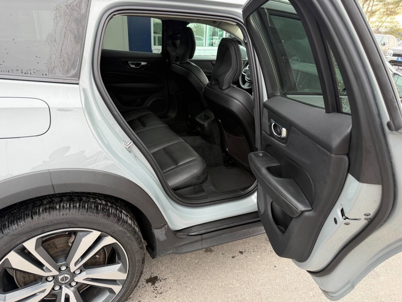 Used 2025 Volvo V60 B5 Cross Country Plus image 12