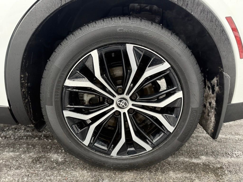 Used 2023 Toyota Crown Limited image 25