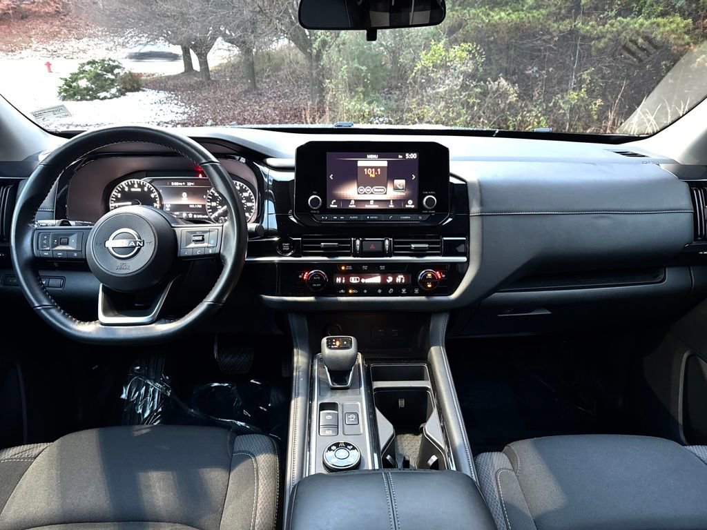 Used 2025 Nissan Pathfinder SV image 15