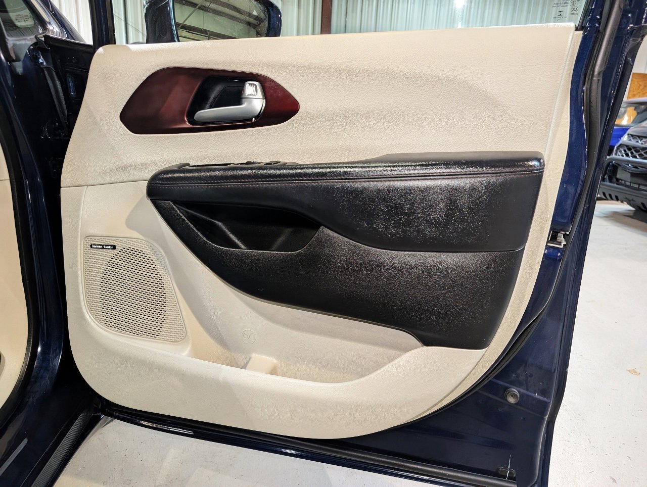 Used 2017 Chrysler Pacifica Limited image 38