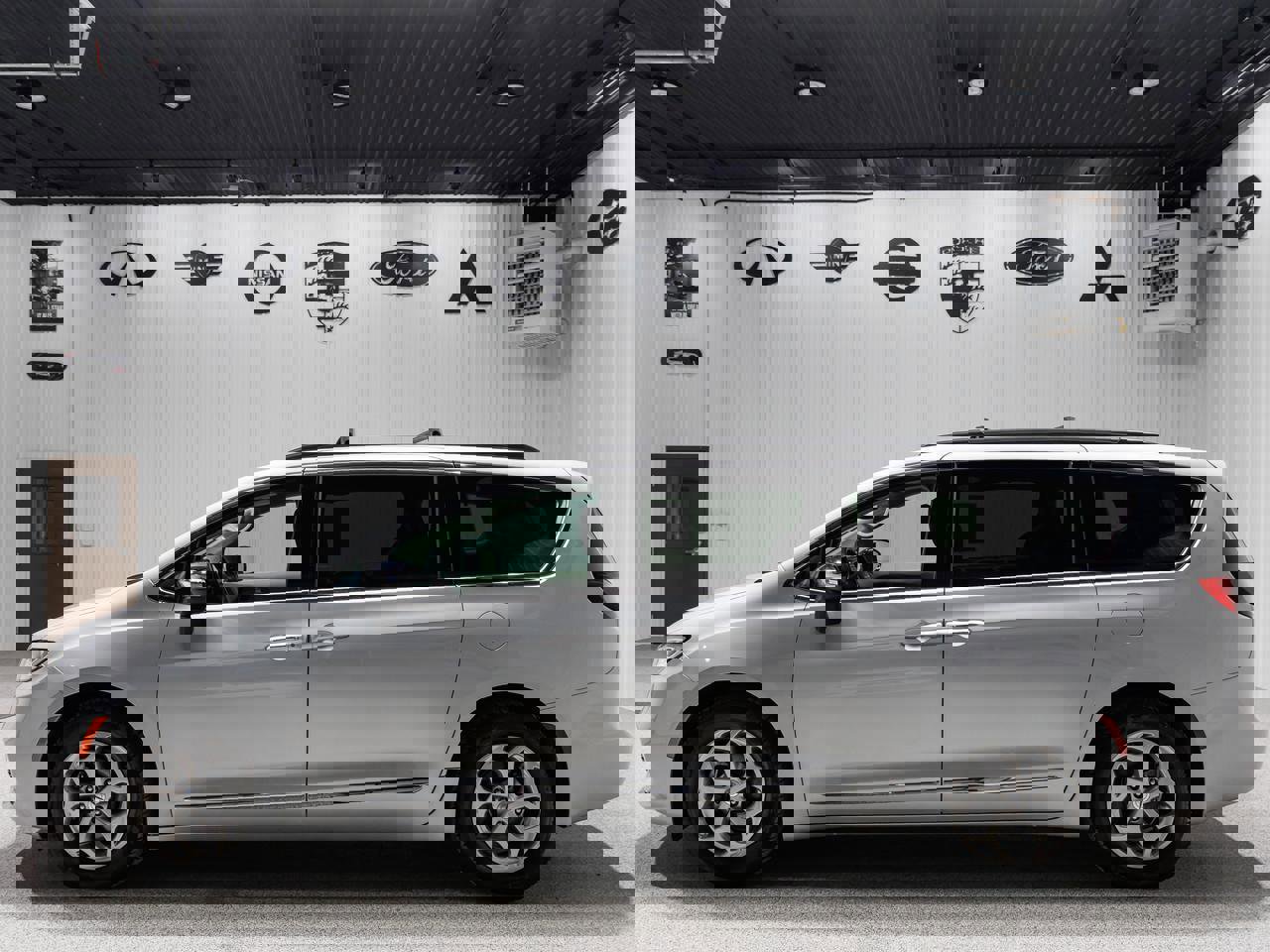 Used 2023 Chrysler Pacifica Limited image 3