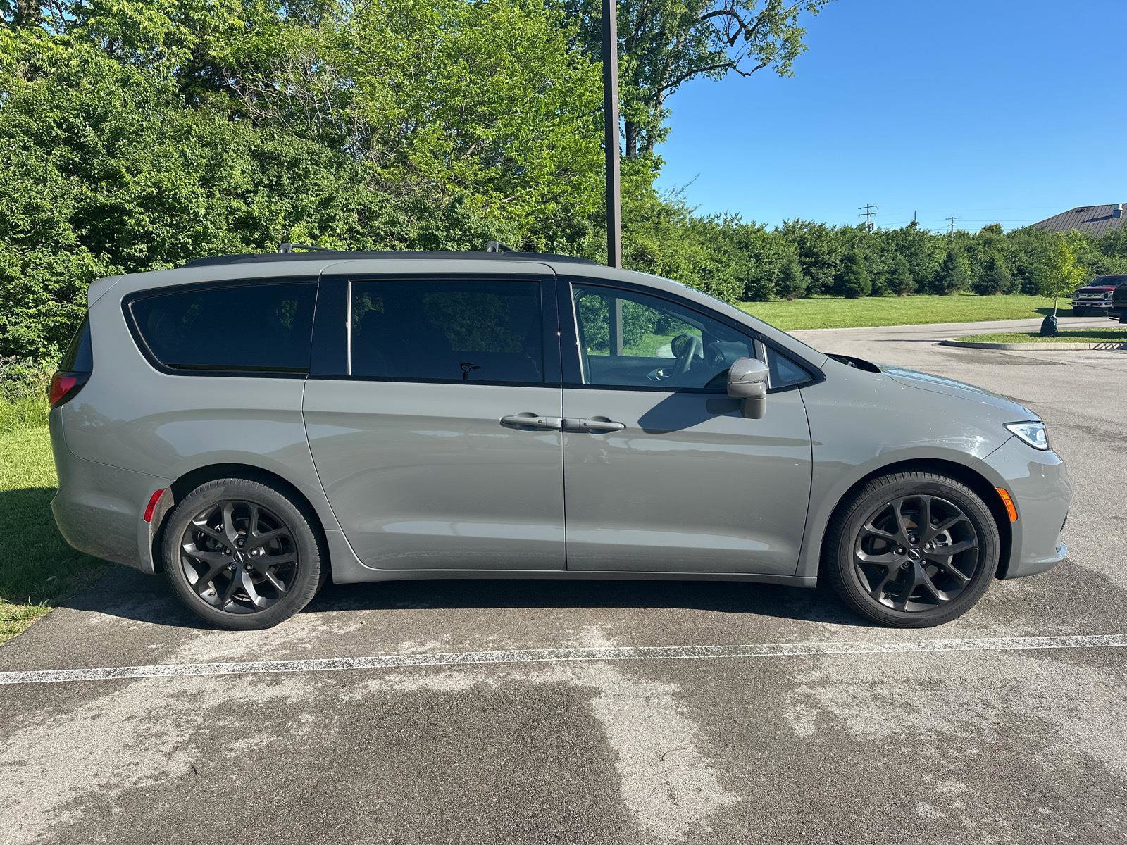 Used 2022 Chrysler Pacifica Touring-L w/ S Appearance Package FWD image 9