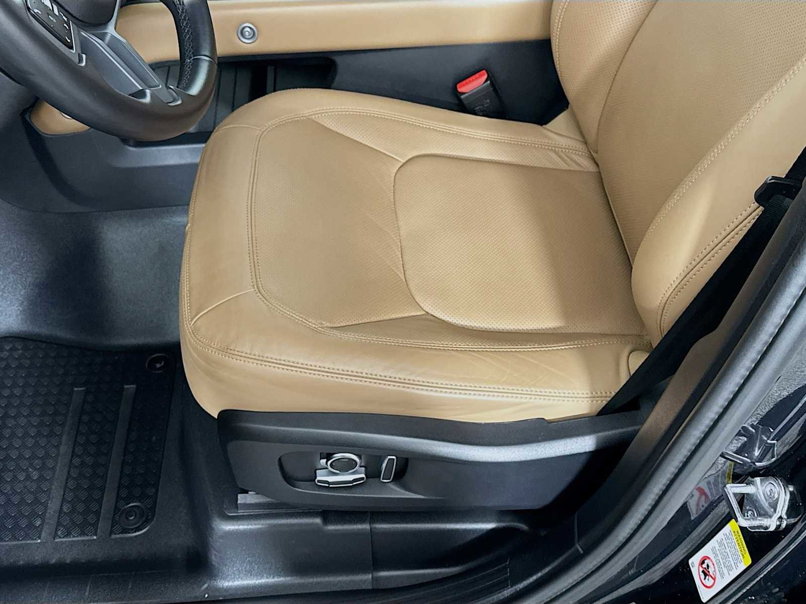 Used 2025 Land Rover Defender 130 X-Dynamic SE image 20