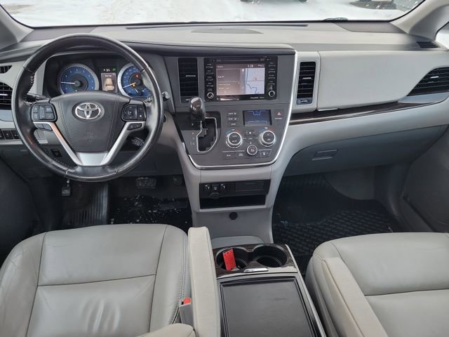 Used 2018 Toyota Sienna XLE image 24