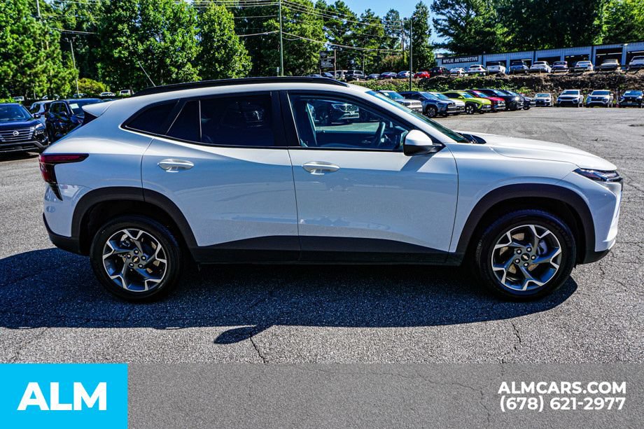 Used 2025 Chevrolet Trax LT FWD image 8
