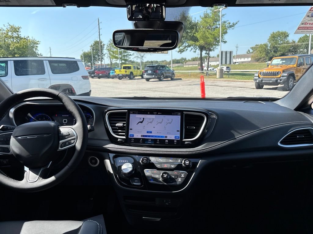 New 2027 Chrysler Pacifica Select FWD image 2