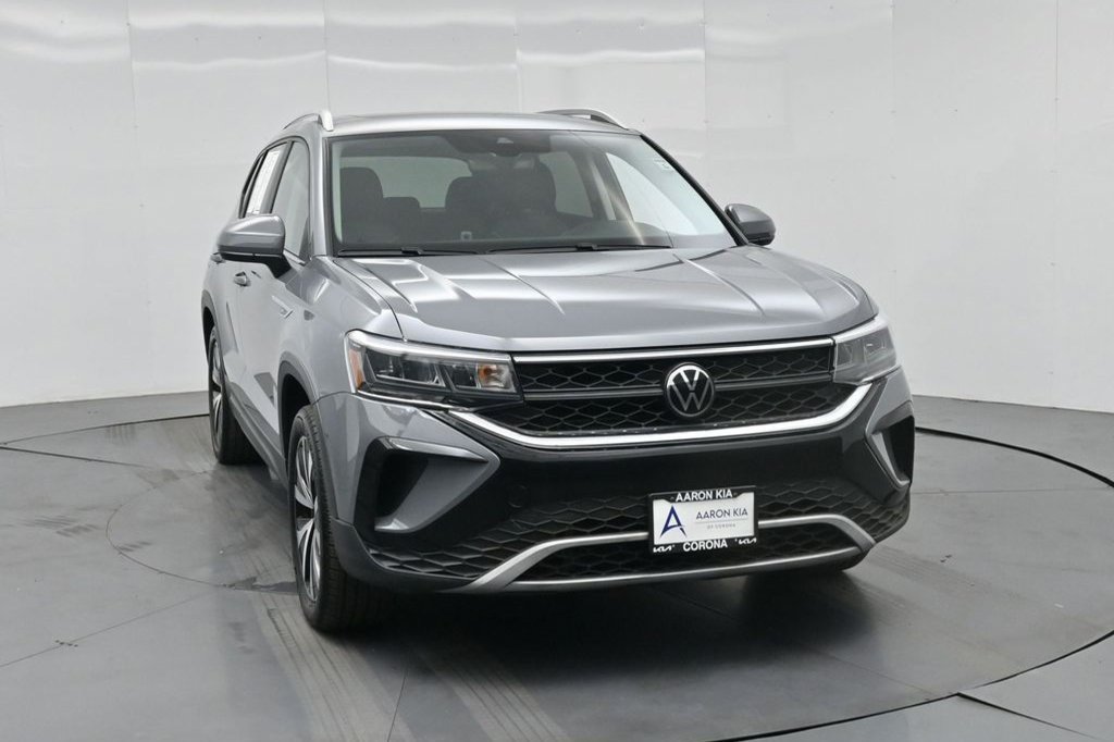 Used 2023 Volkswagen Taos SE w/ Panoramic Sunroof Package AWD/4WD image 2