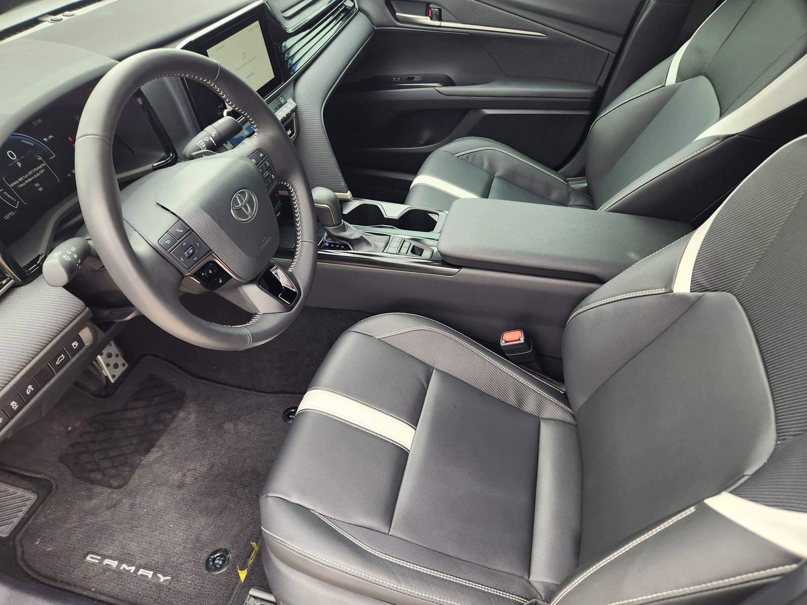 Used 2025 Toyota Camry SE w/ Convenience Package image 14