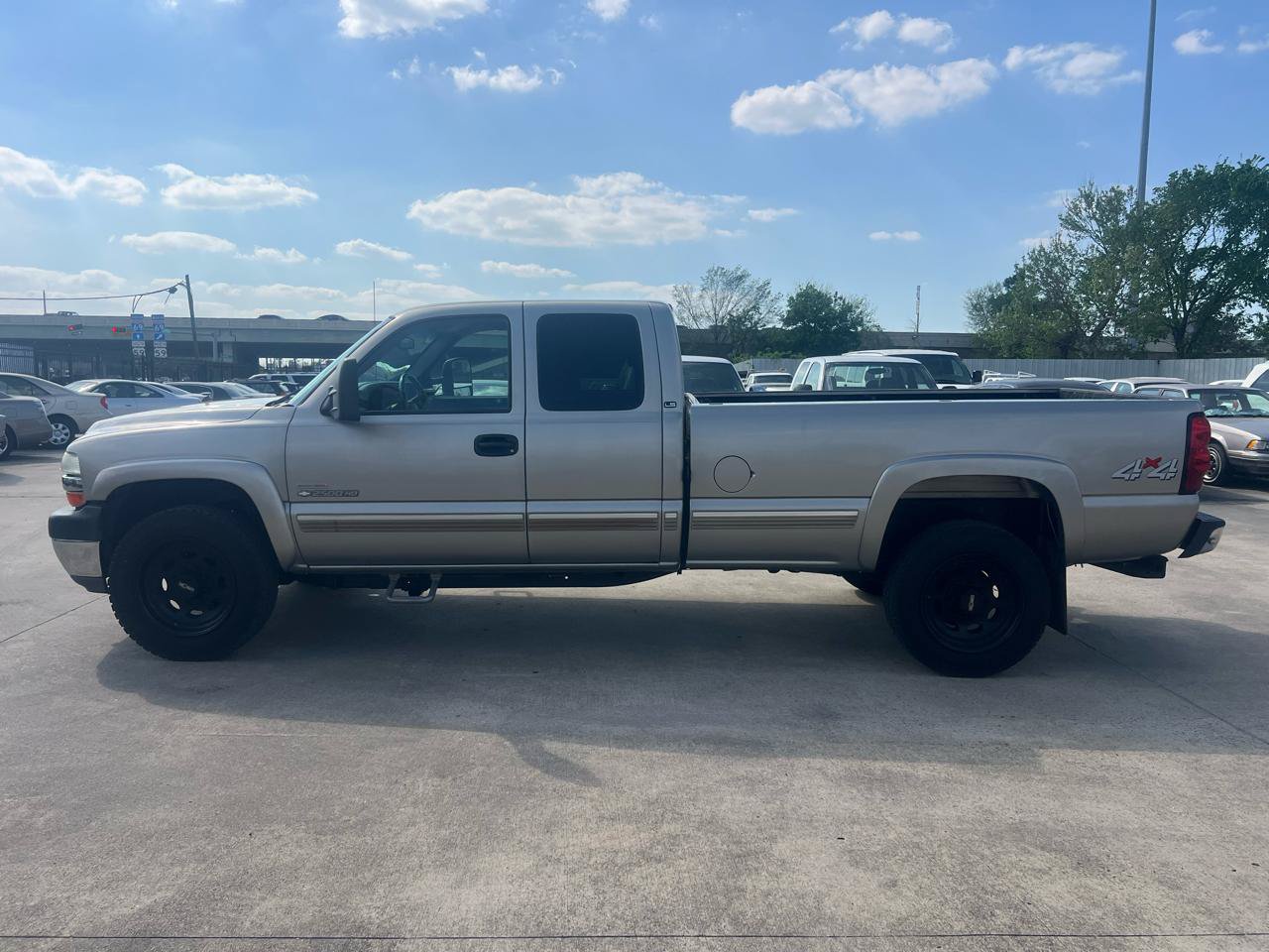 Used 2002 Chevrolet Silverado 2500 LS w/ Off-Road Skid Plate Pkg AWD/4WD image 3