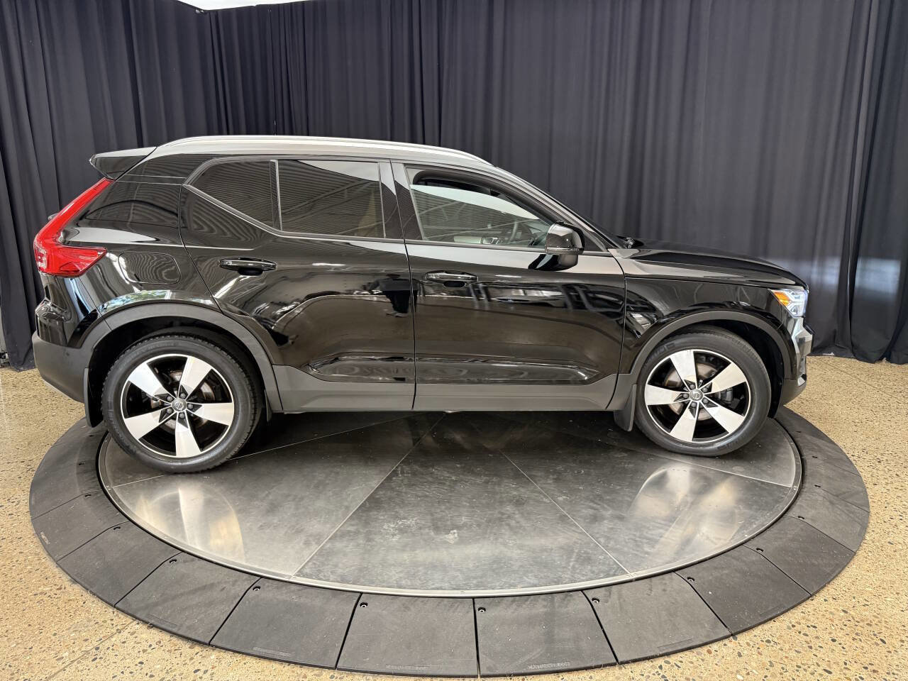 Used 2019 Volvo XC40 T5 Momentum image 9