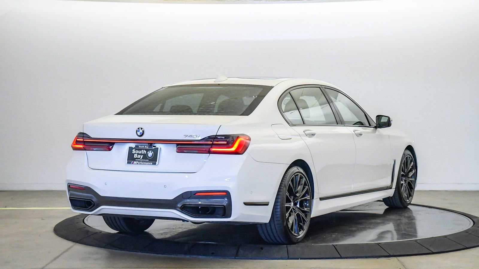 Certified 2022 BMW 740i w/ M Sport Package RWD image 5