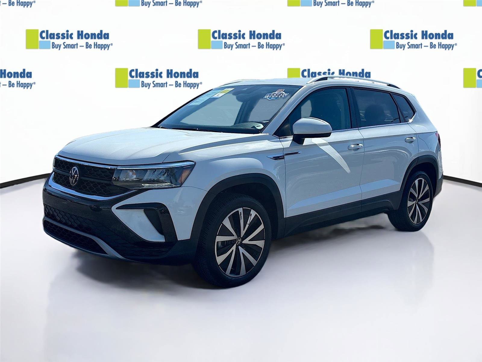 Used 2024 Volkswagen Taos SE image 3