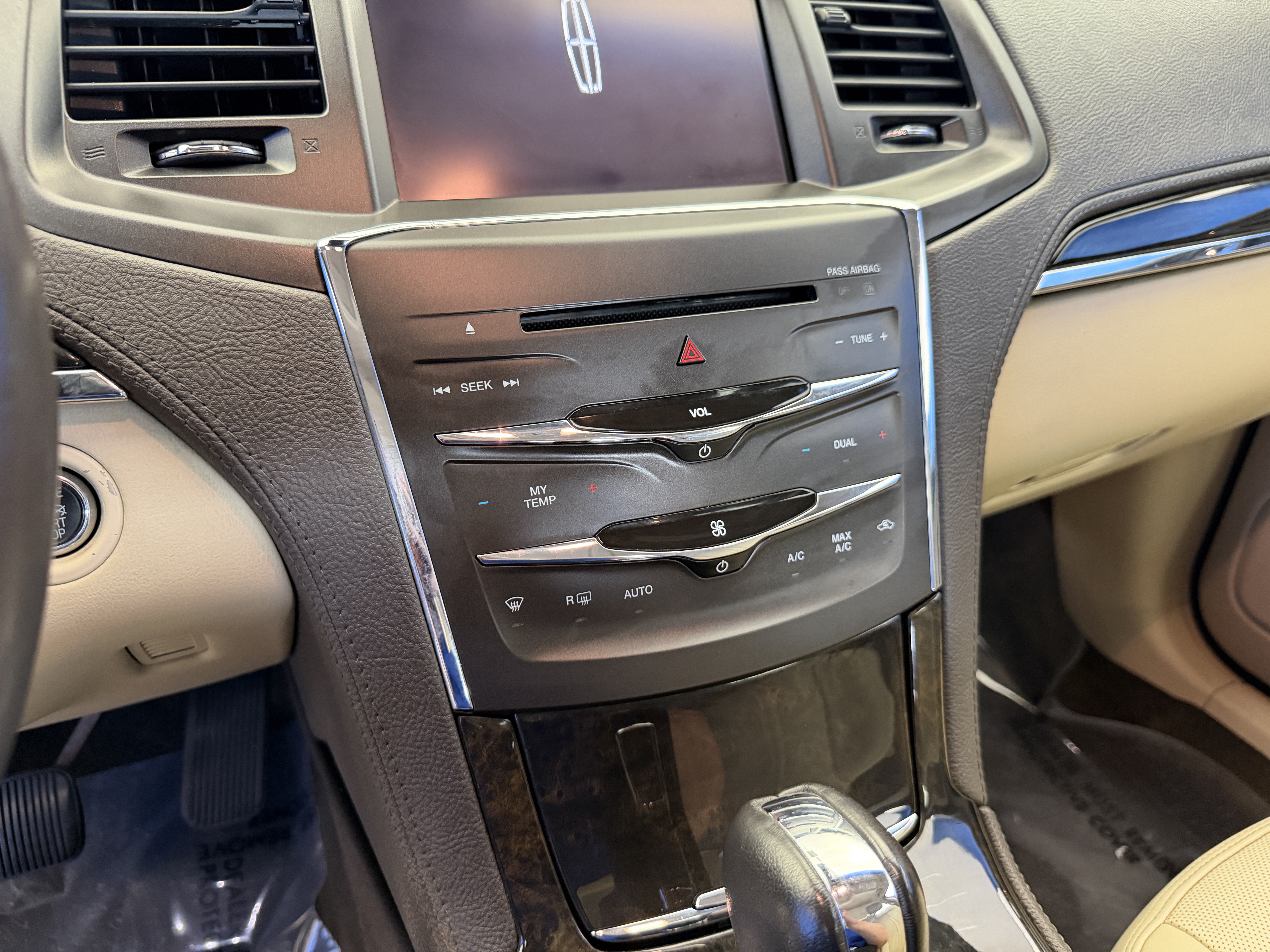 Used 2014 Lincoln MKS w/ Equipment Group 101A FWD image 22
