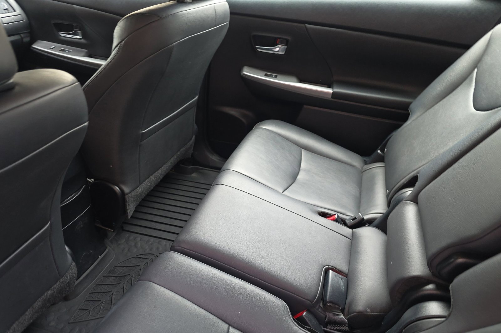 Used 2017 Toyota Prius V Four image 16