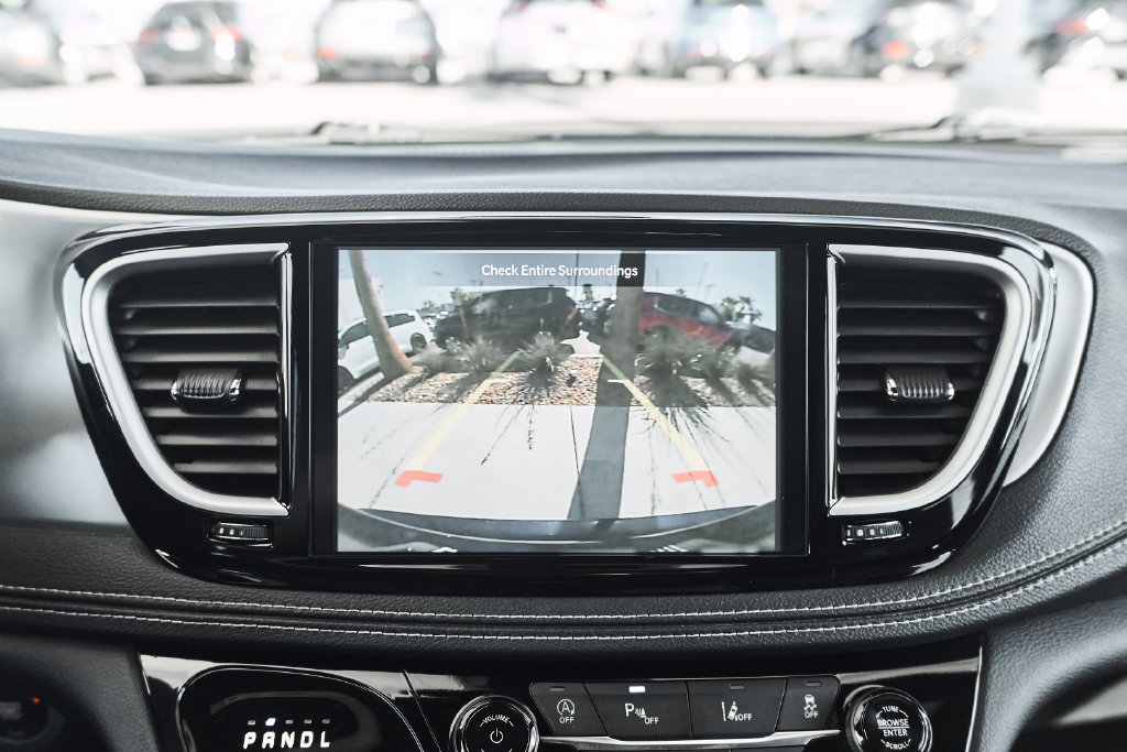 Used 2025 Chrysler Pacifica Limited FWD image 44
