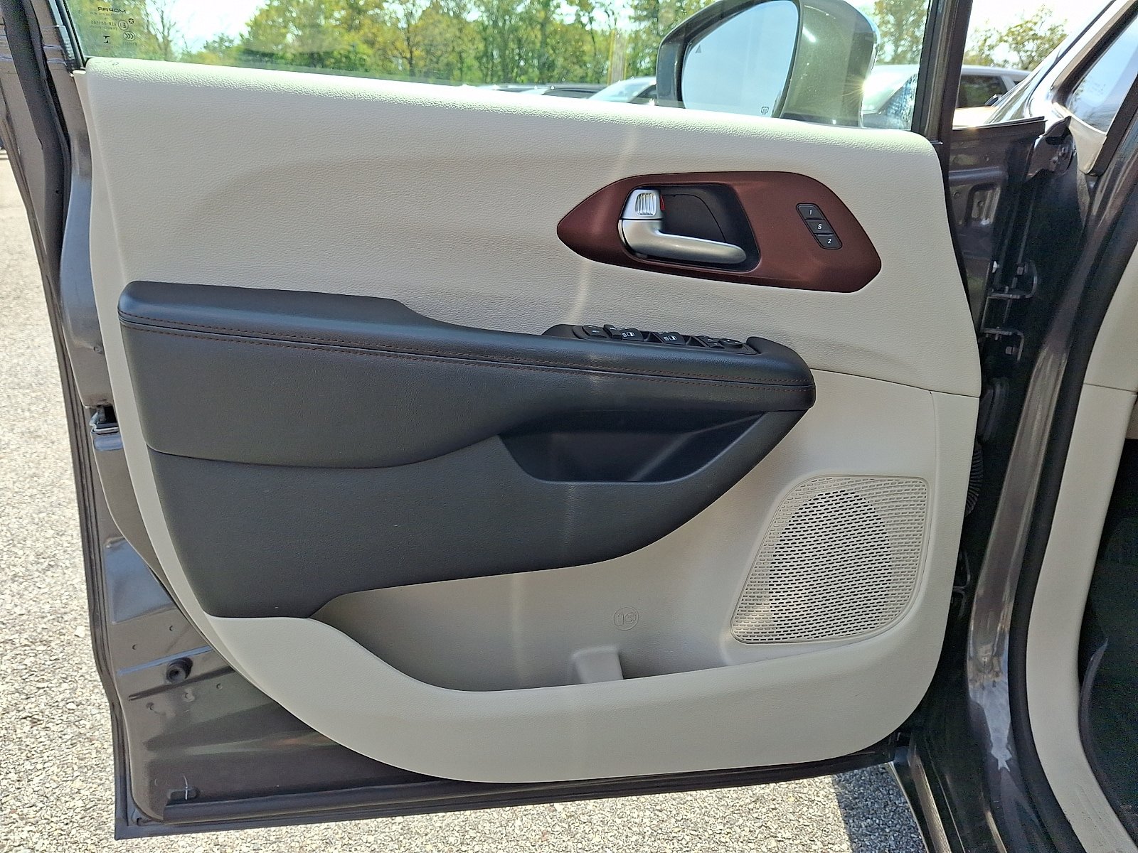 Used 2019 Chrysler Pacifica Limited w/ Advanced Safetytec Group FWD image 17