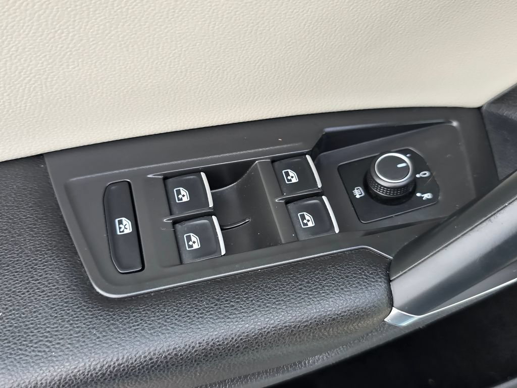 Used 2020 Volkswagen Tiguan SEL AWD/4WD image 19