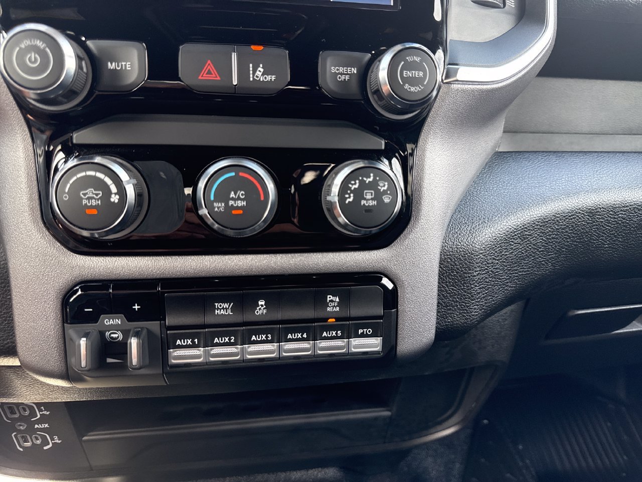 Used 2025 RAM 5500 4x4 Crew Cab image 26