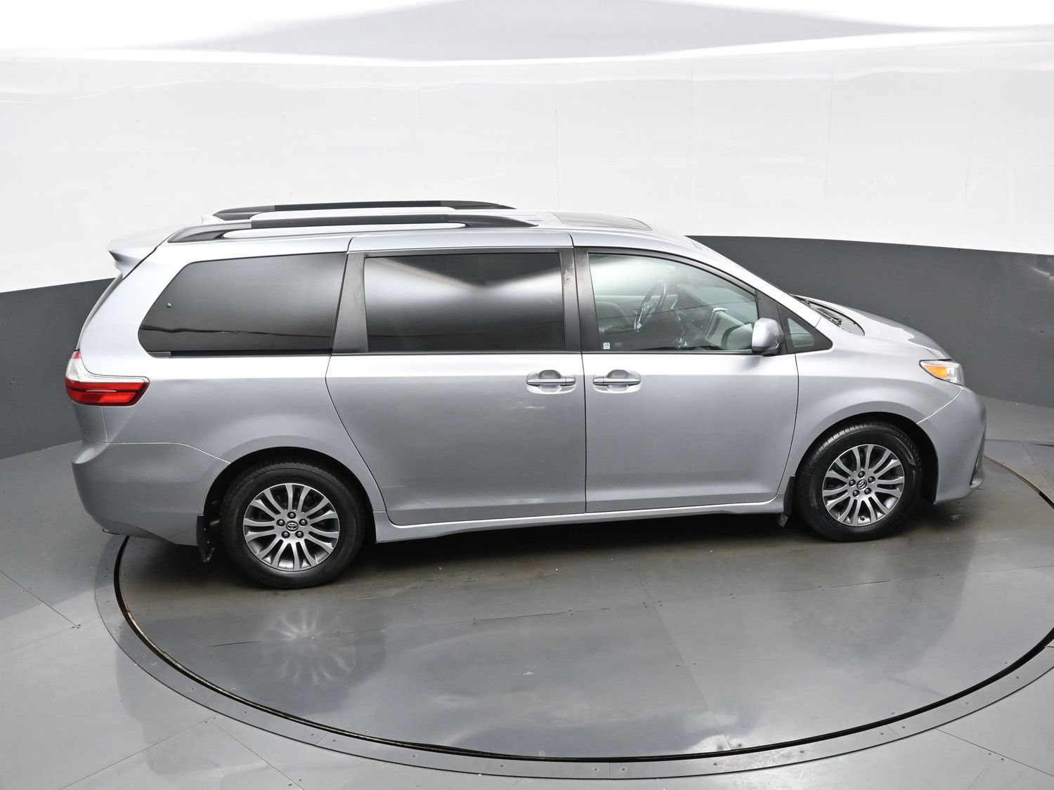 Used 2018 Toyota Sienna XLE FWD image 43