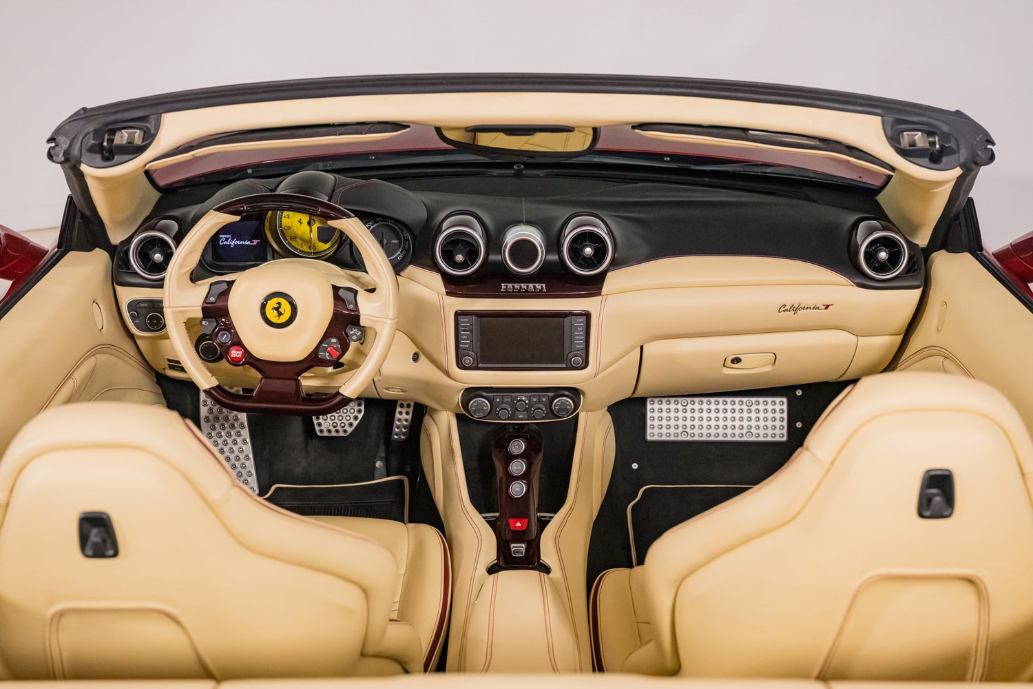 Used 2015 Ferrari California T RWD image 42