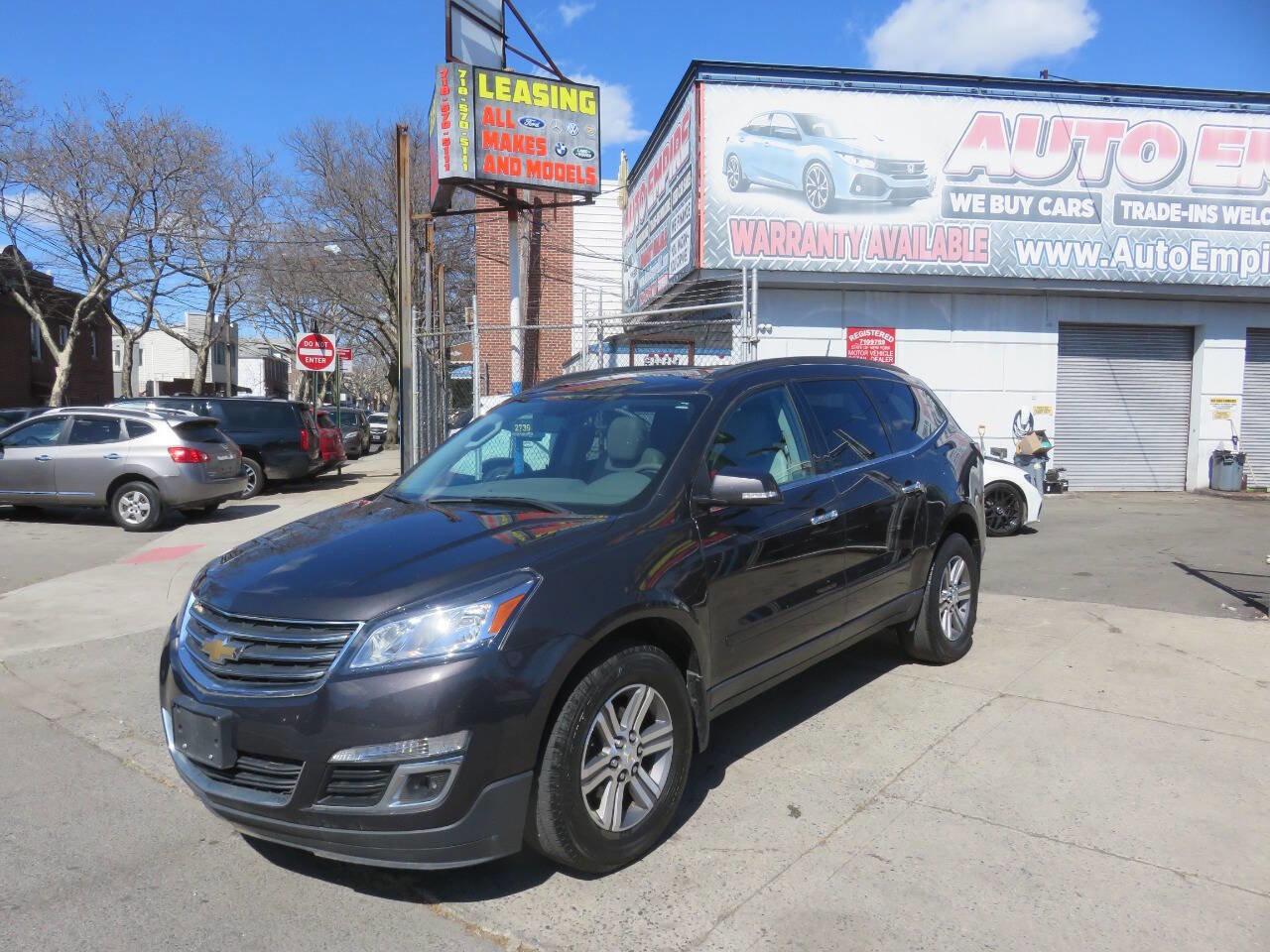 Used 2017 Chevrolet Traverse LT image 2
