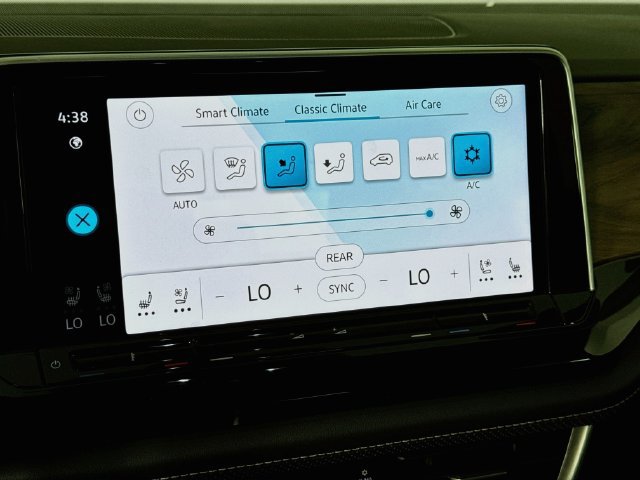 Used 2025 Volkswagen Atlas SE AWD/4WD image 17
