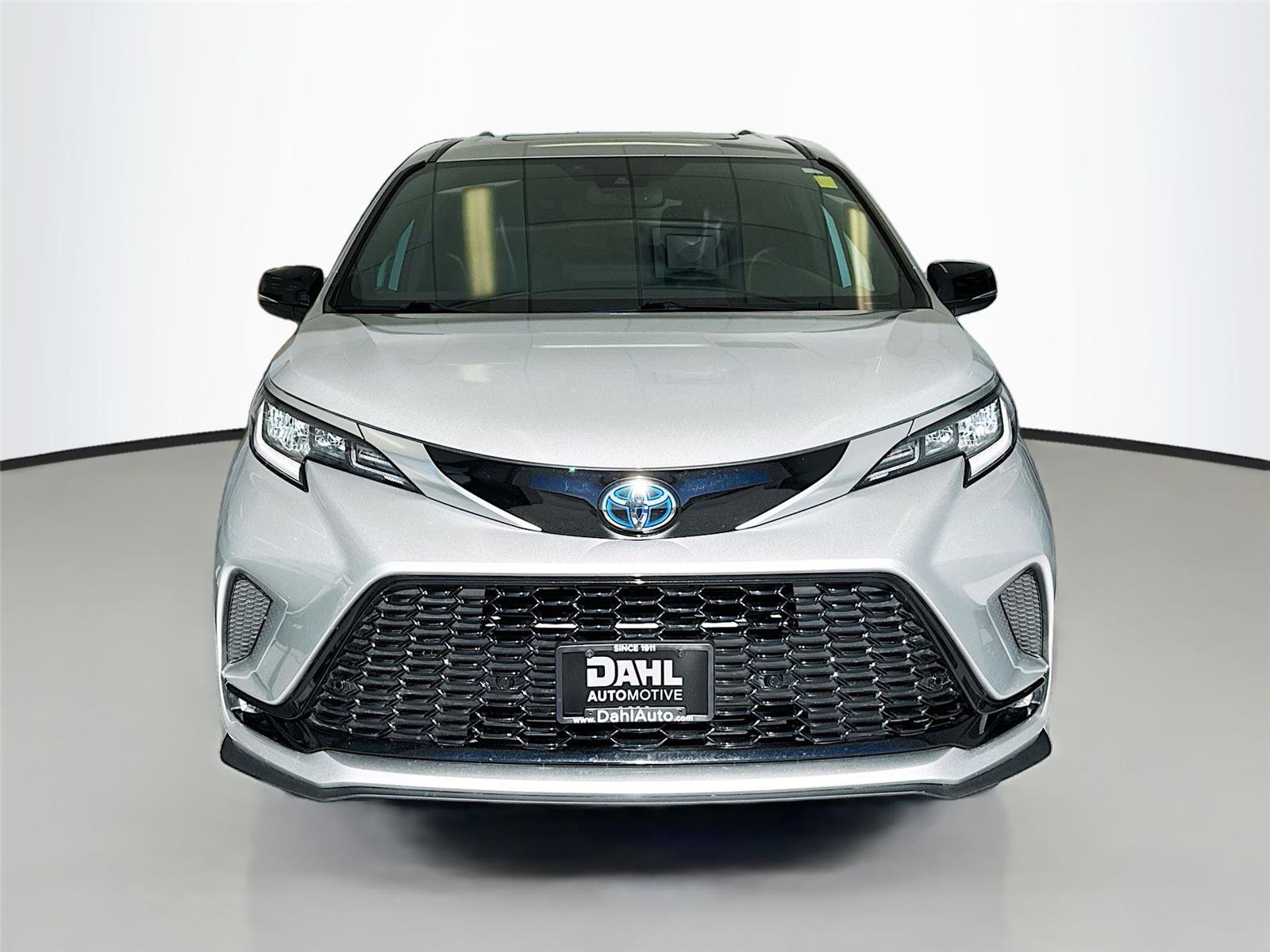 Used 2023 Toyota Sienna XSE image 2