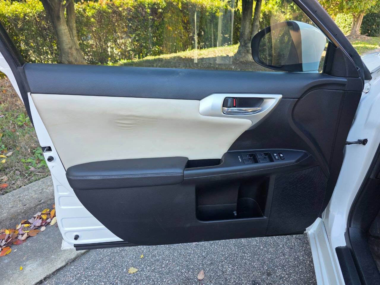 Used 2012 Lexus CT 200h Premium image 9