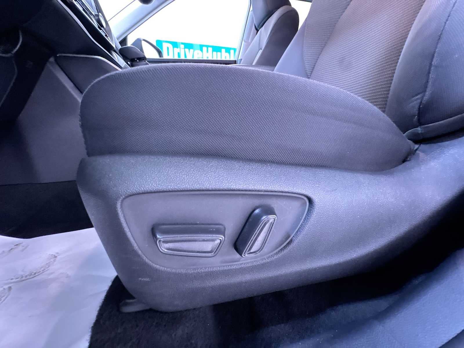 Used 2025 Toyota Highlander LE FWD image 13