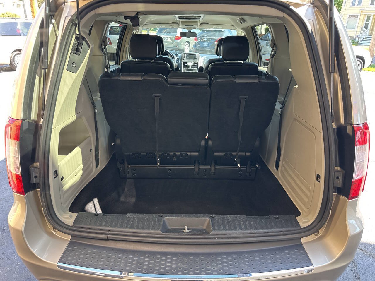 Used 2015 Chrysler Town & Country Touring FWD image 10