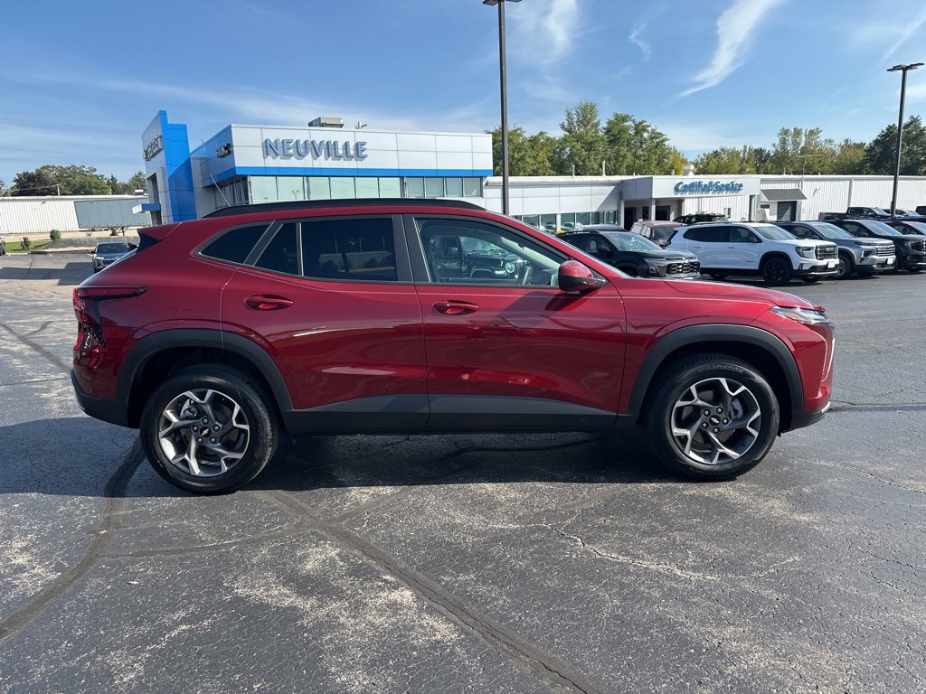 Used 2025 Chevrolet Trax LT w/ Driver Confidence Package image 2