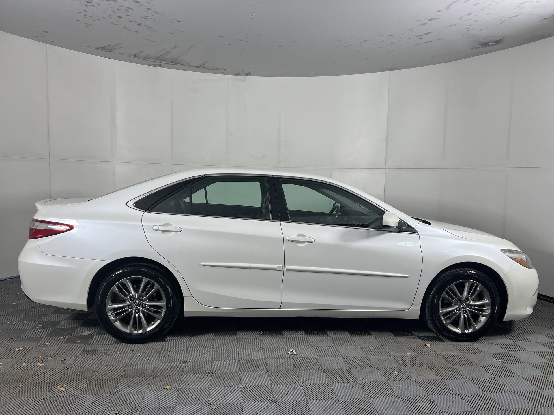 Used 2016 Toyota Camry SE FWD image 2