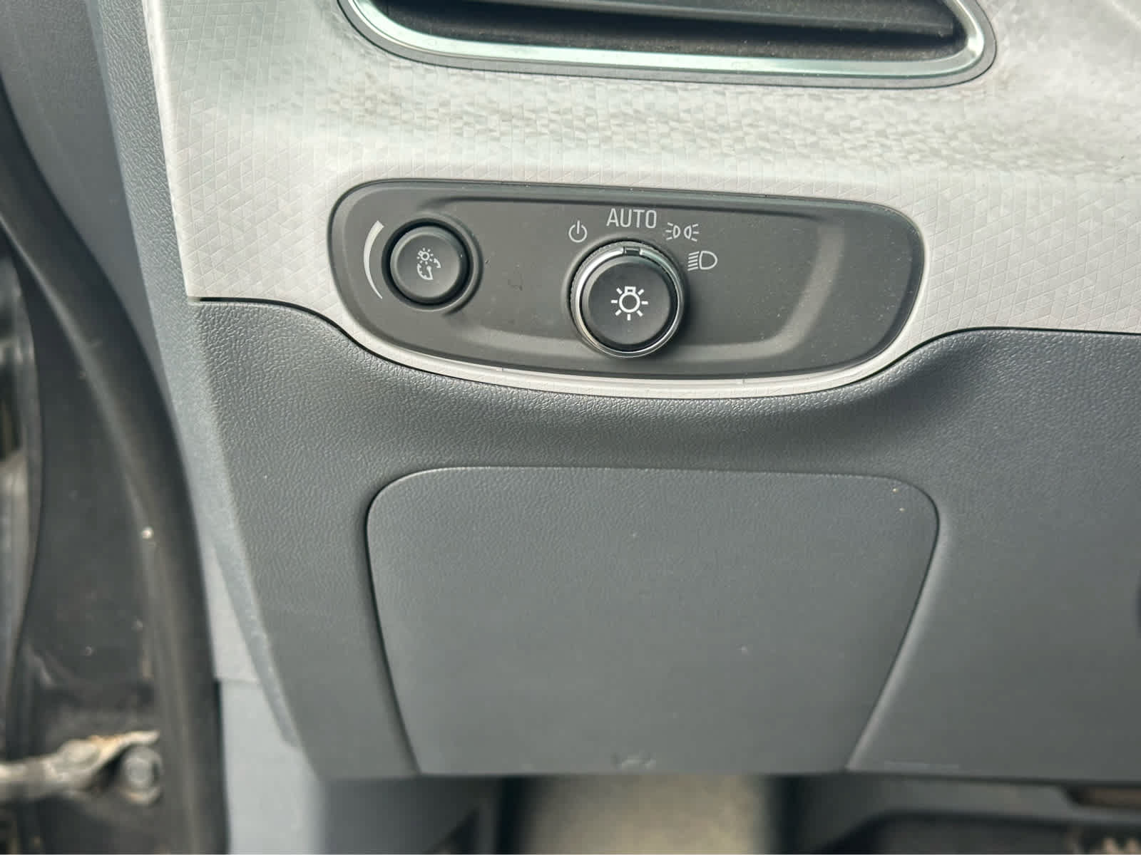 Used 2017 Chevrolet Bolt LT FWD image 18
