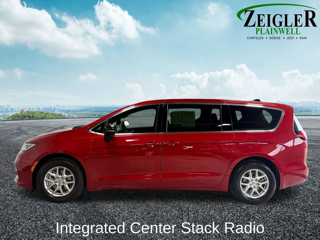 Used 2025 Chrysler Pacifica Select image 5