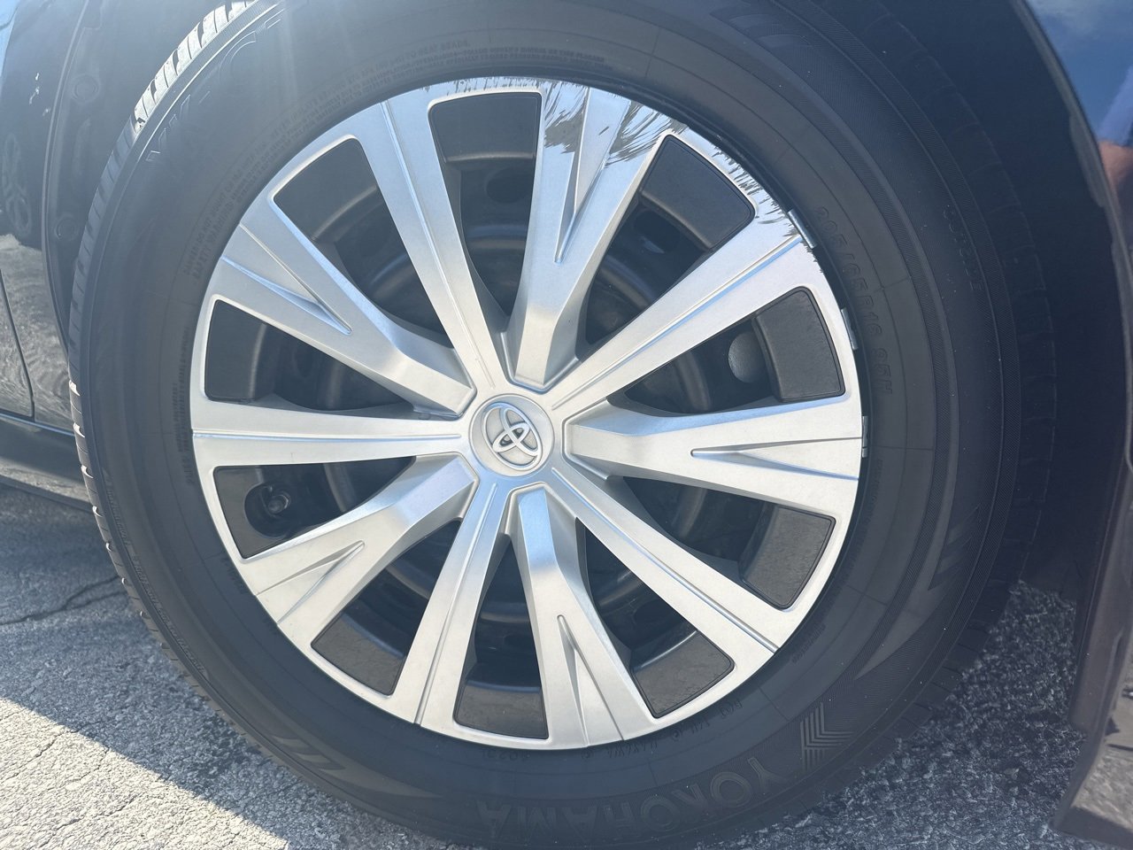 Used 2020 Toyota Camry LE image 9